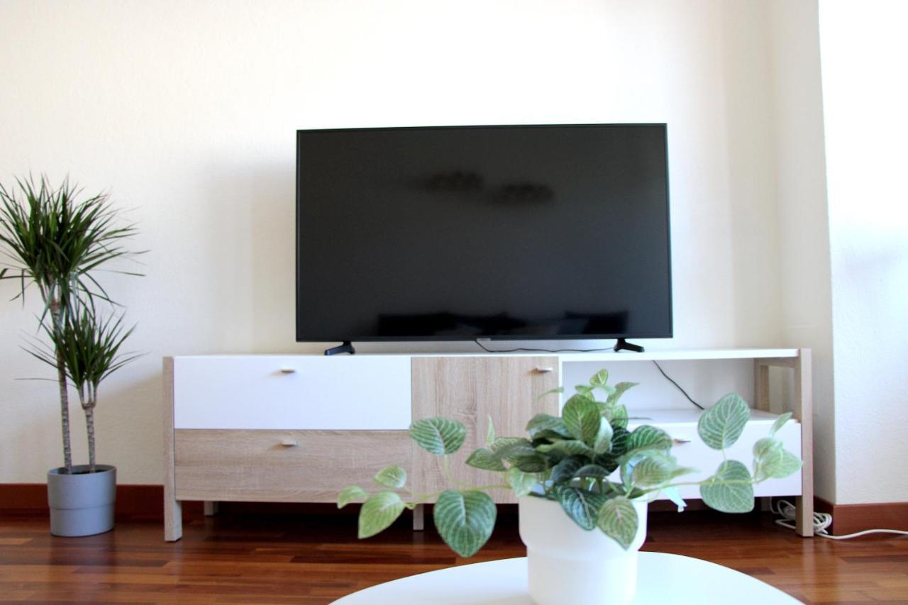 Cozy Apartment With Free Parking & Close To Lake Lugano Bagian luar foto