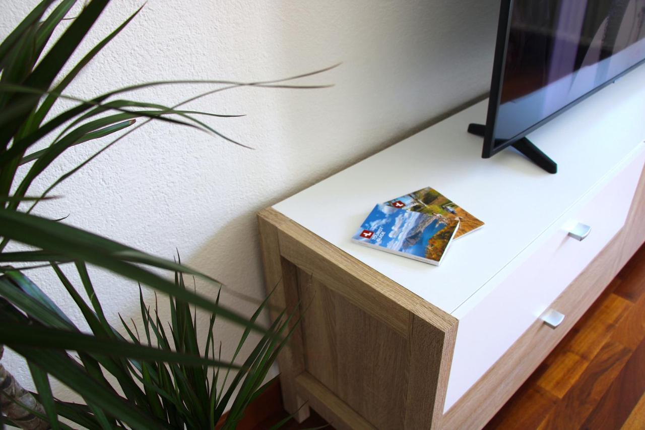 Cozy Apartment With Free Parking & Close To Lake Lugano Bagian luar foto